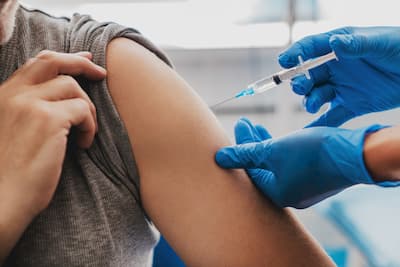 Persona recibe una vacuna inyectable en el brazo